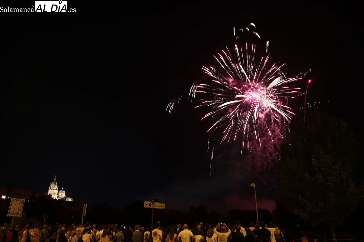 El cielo de Salamanca se ilumina con los espectaculares fuegos artificiales de Caballer FX | FOTOS: David Sañudo 