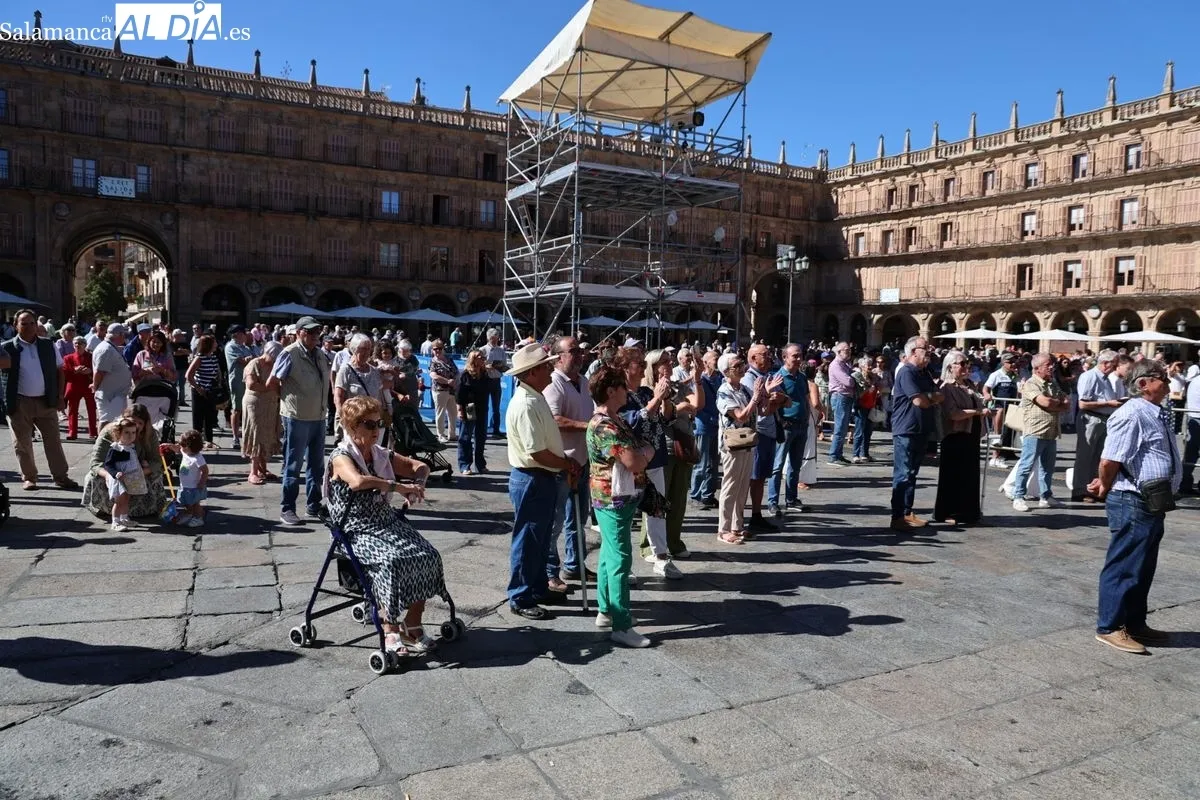 Los tamborileros toman la Plaza Mayor de Salamanca en su XXXVII gran día | FOTOS: David Sañudo 