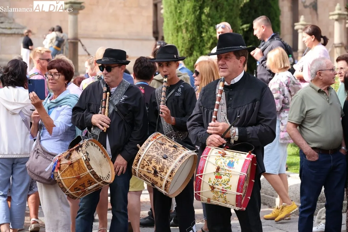 El sonido del tamboril inunda los barrios de Salamanca en la víspera de su gran día | FOTOS: David Sañudo