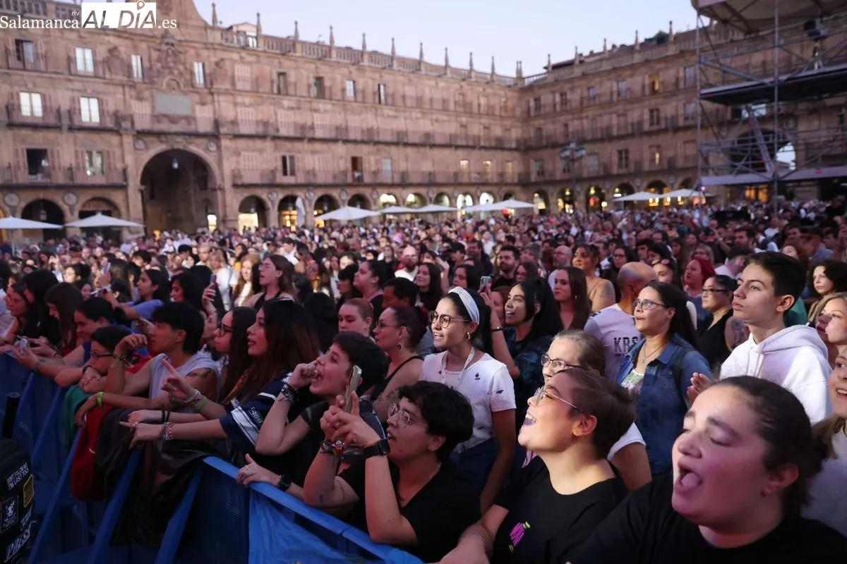 Noan conquista la Plaza Mayor de Salamanca con su pop-rock enérgico | FOTOS: David Sañudo 