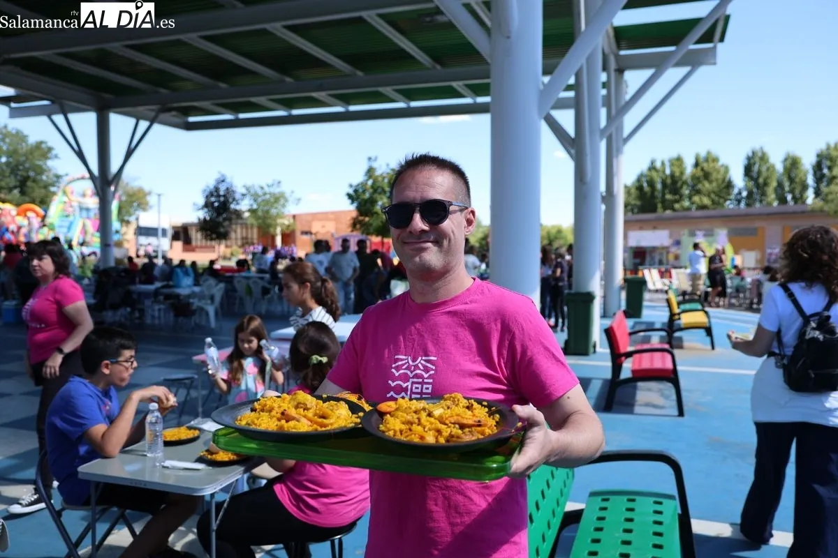 Los vecinos de Huerta Otea disfrutan de una gran paella | FOTOS: David Sañudo 