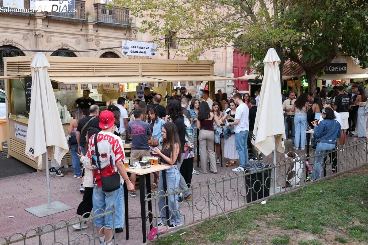 Gran ambiente en las casetas de Los Bandos en la primera tarde de la Feria de Día | FOTOS: David Sañudo 