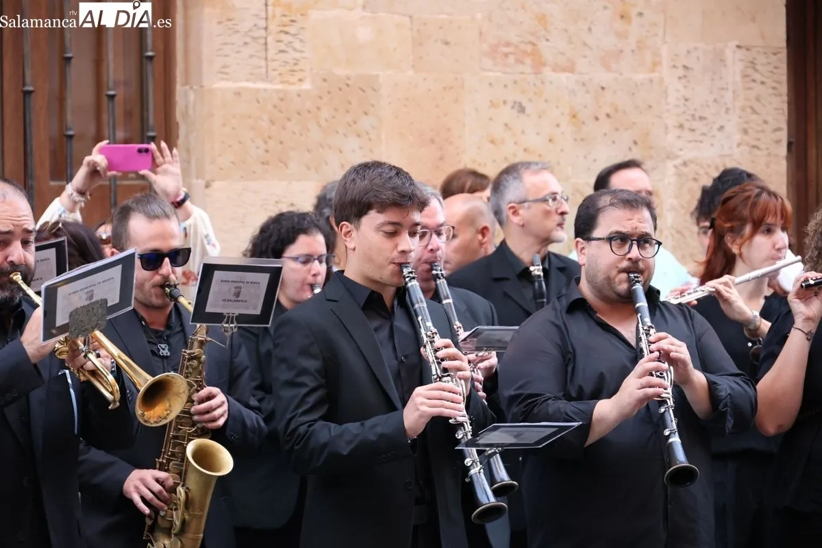 La Corporación Municipal cumplen con la tradición de la Virgen de la Vega | FOTOS: David Sañudo