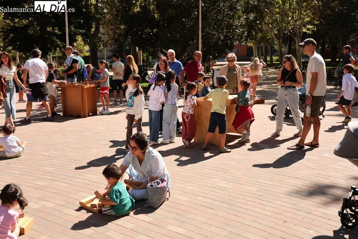 Niños y mayores disfrutan del Festival de Artes de Calle en la Alamedilla | FOTOS: David Sañudo