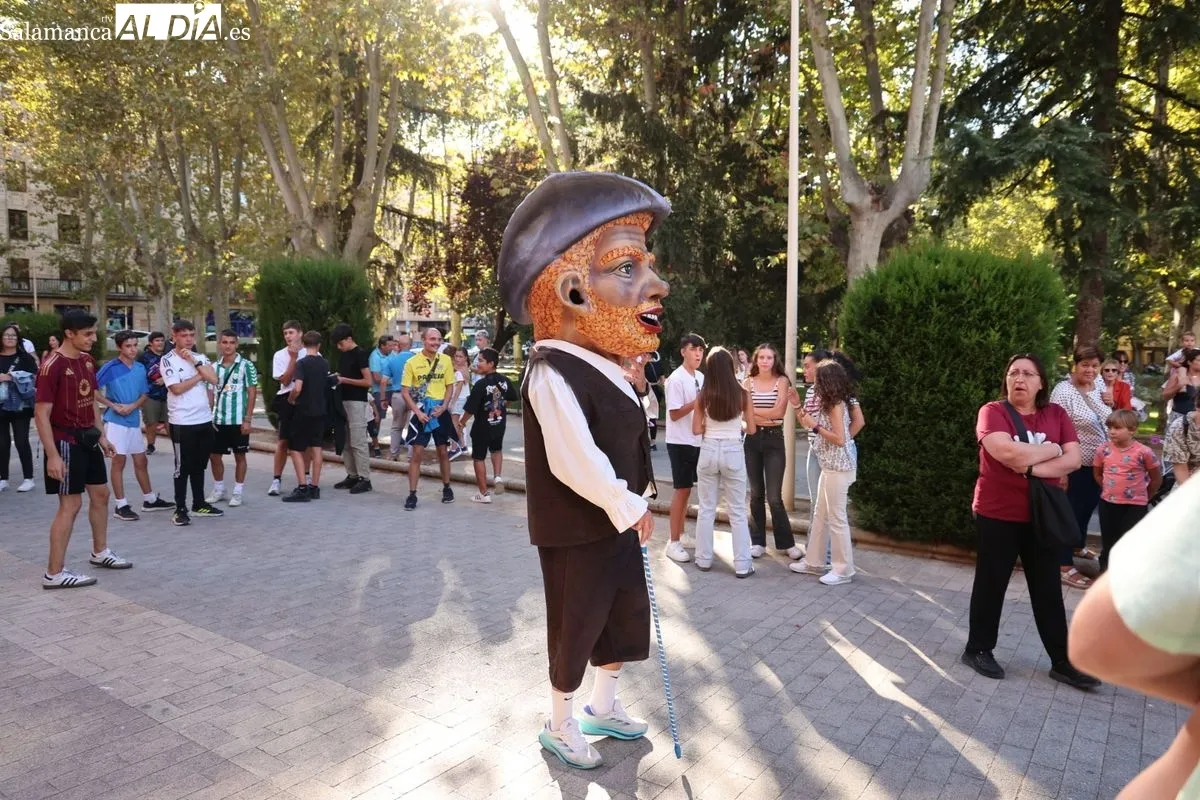 Ilusión y diversión en el tradicional desfile de gigantes y cabezudos de Salamanca | FOTOS: David Sañudo