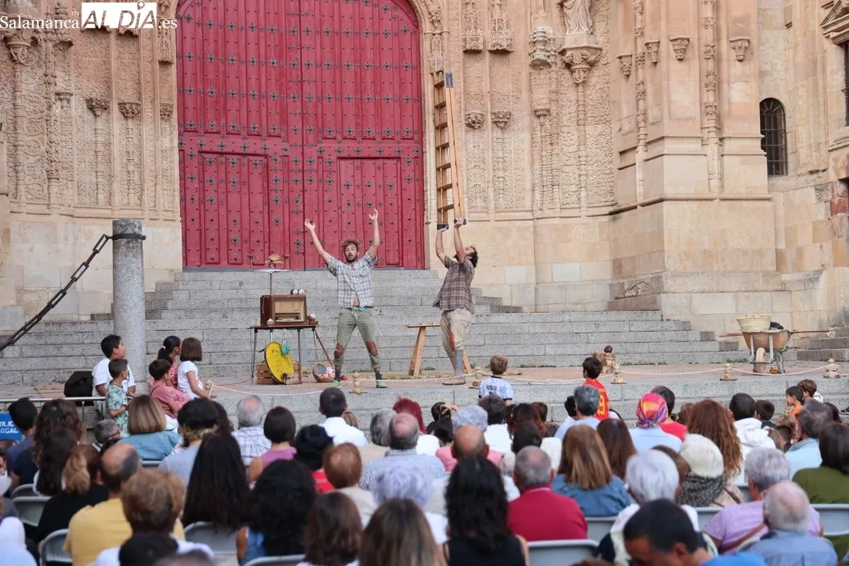 El arte circense de 'Tot Bé' conquista el Patio Chico de Salamanca | FOTOS: David Sañudo