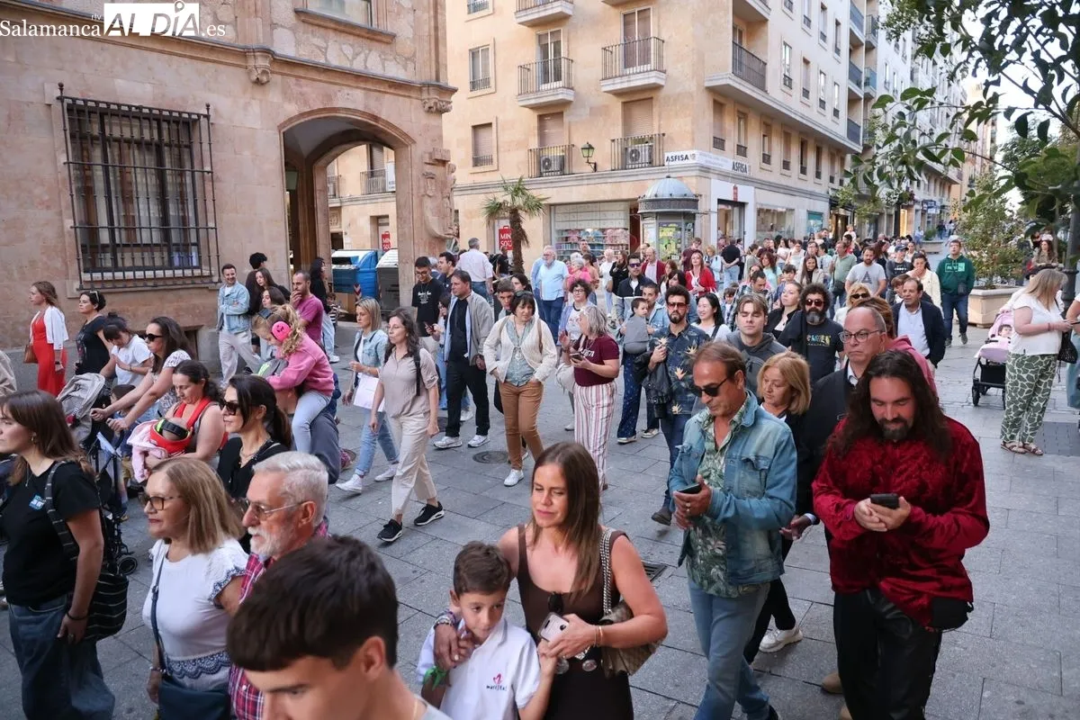 Batukamatraka protagoniza un pasacalles por el centro de Salamanca | FOTOS: David Sañudo  