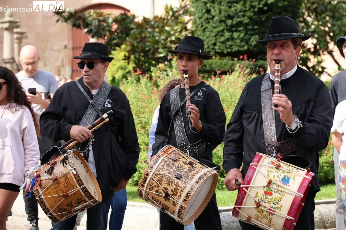 El sonido del tamboril inunda los barrios de Salamanca en la víspera de su gran día | FOTOS: David Sañudo