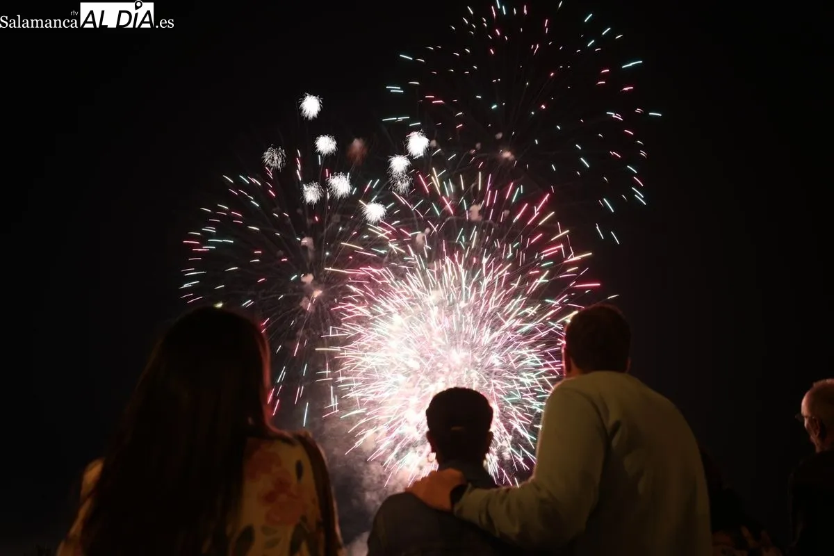 El cielo de Salamanca se ilumina con los espectaculares fuegos artificiales de Caballer FX | FOTOS: David Sañudo 