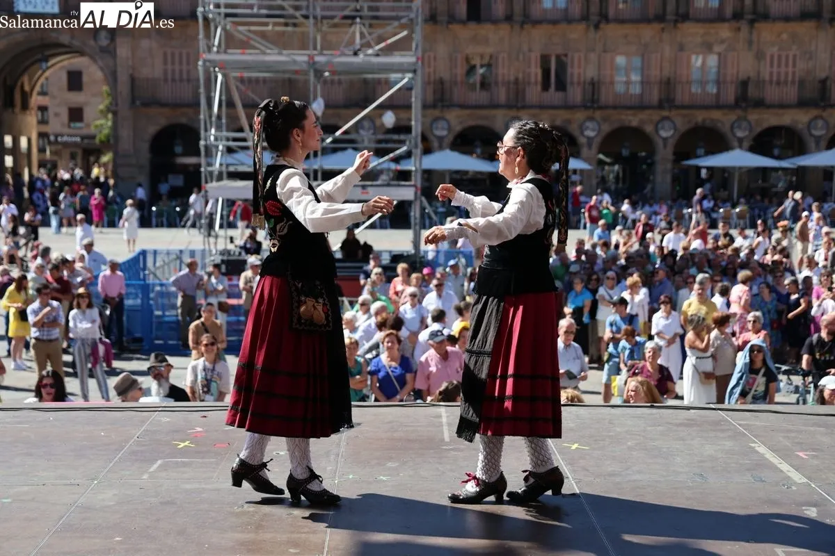 Los tamborileros toman la Plaza Mayor de Salamanca en su XXXVII gran día | FOTOS: David Sañudo 