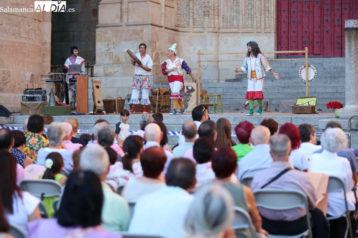 Los Titiriteros de Binéfar llenan de magia el Patio Chico con su espectáculo 'El Abrazo' | FOTOS: David Sañudo 