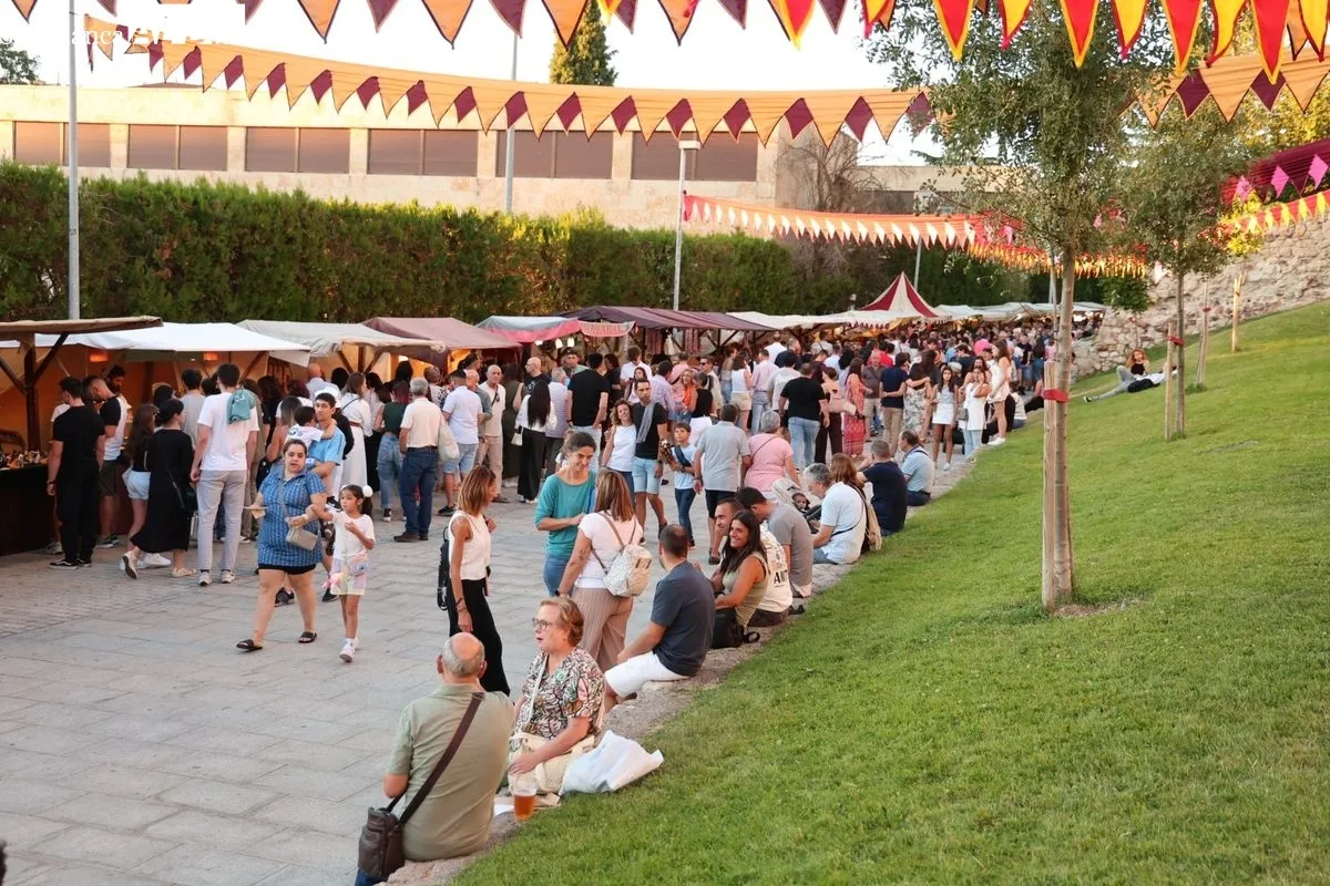 Gran ambiente en la última jornada del mercado medieval | FOTOS: David Sañudo