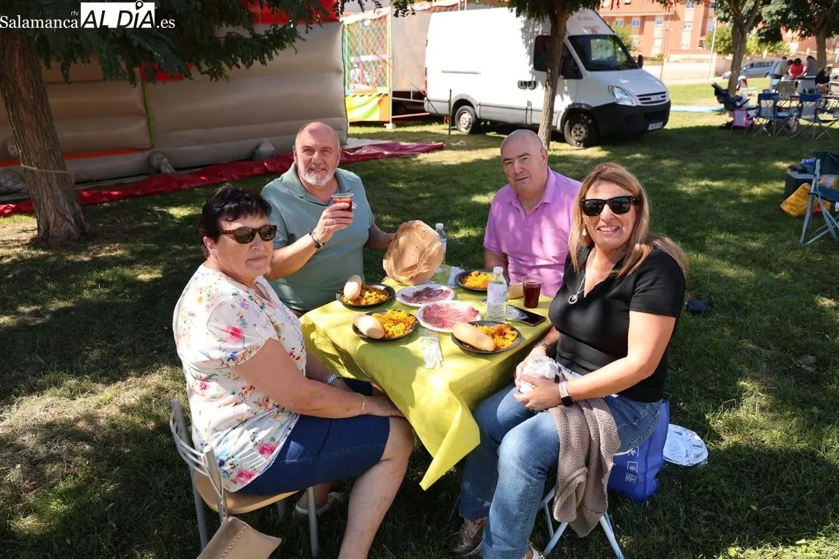 Los vecinos de Huerta Otea disfrutan de una gran paella | FOTOS: David Sañudo 