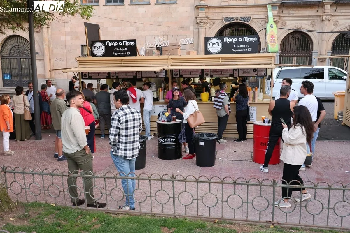 Gran ambiente en las casetas de Los Bandos en la primera tarde de la Feria de Día | FOTOS: David Sañudo 