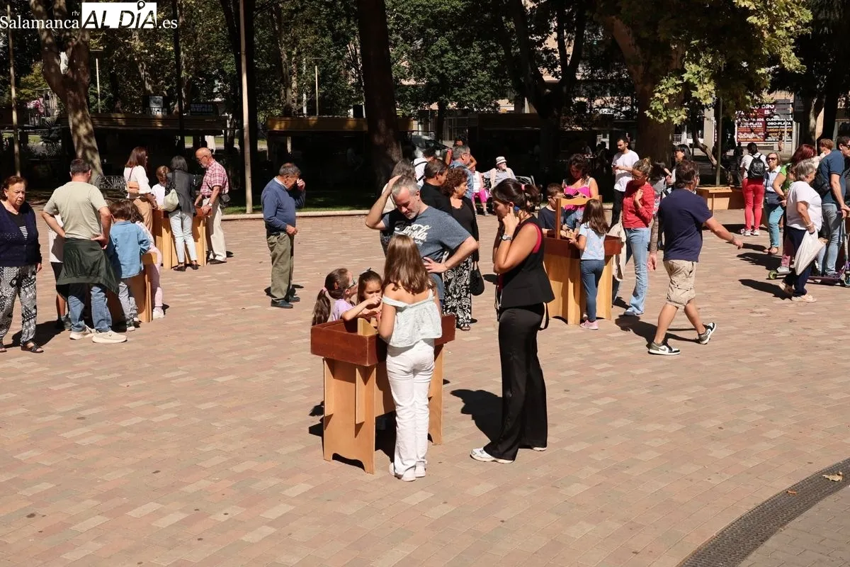 Niños y mayores disfrutan del Festival de Artes de Calle en la Alamedilla | FOTOS: David Sañudo