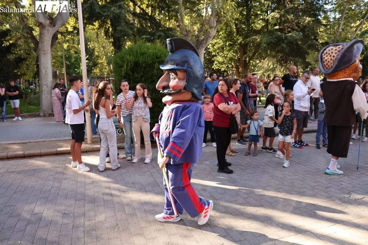 Ilusión y diversión en el tradicional desfile de gigantes y cabezudos de Salamanca | FOTOS: David Sañudo