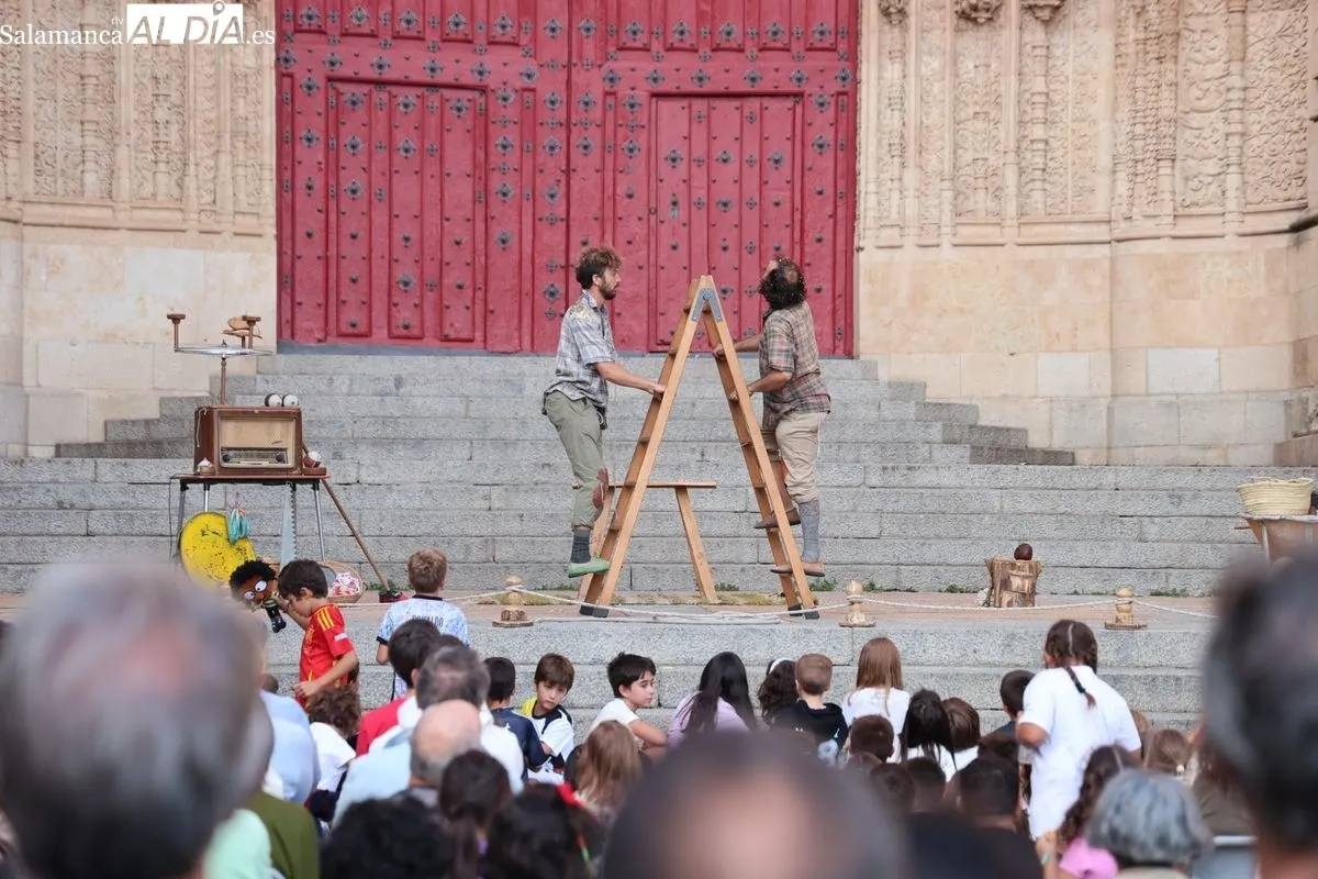 El arte circense de 'Tot Bé' conquista el Patio Chico de Salamanca | FOTOS: David Sañudo