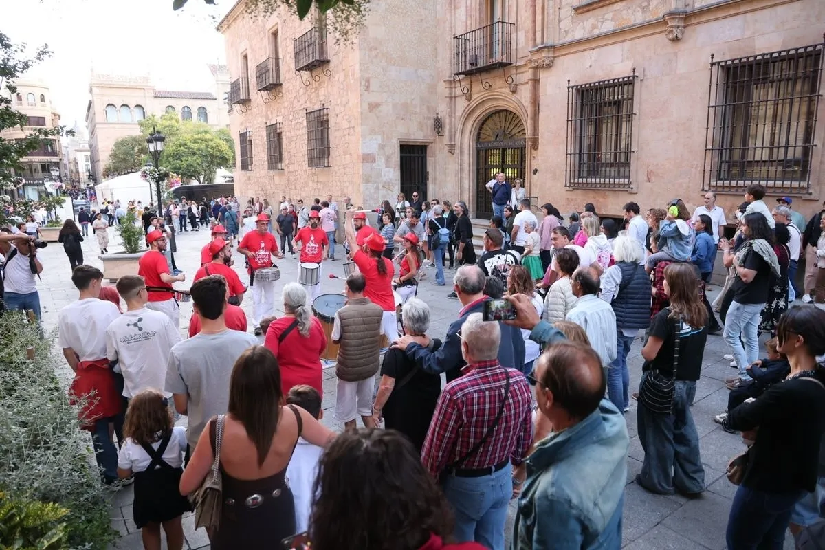 Batukamatraka protagoniza un pasacalles por el centro de Salamanca | FOTOS: David Sañudo  