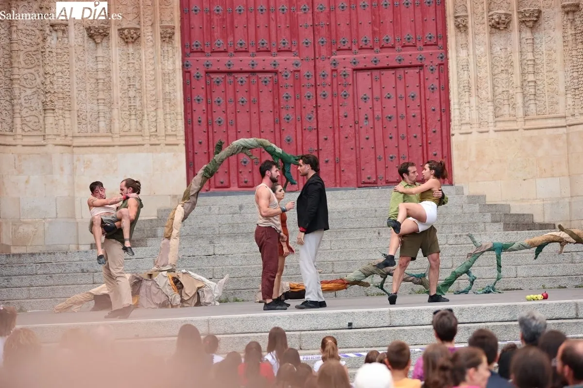 Las acrobacias de 'Somos' llenan el Patio Chico | FOTOS: David Sañudo