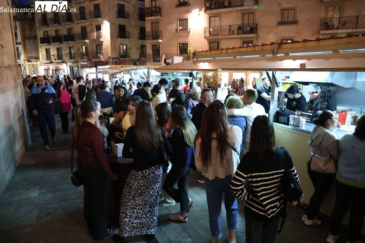 El buen ambiente se consolida en las casetas de La Rúa en el ecuador de la Feria de Día | FOTOS: David Sañudo 