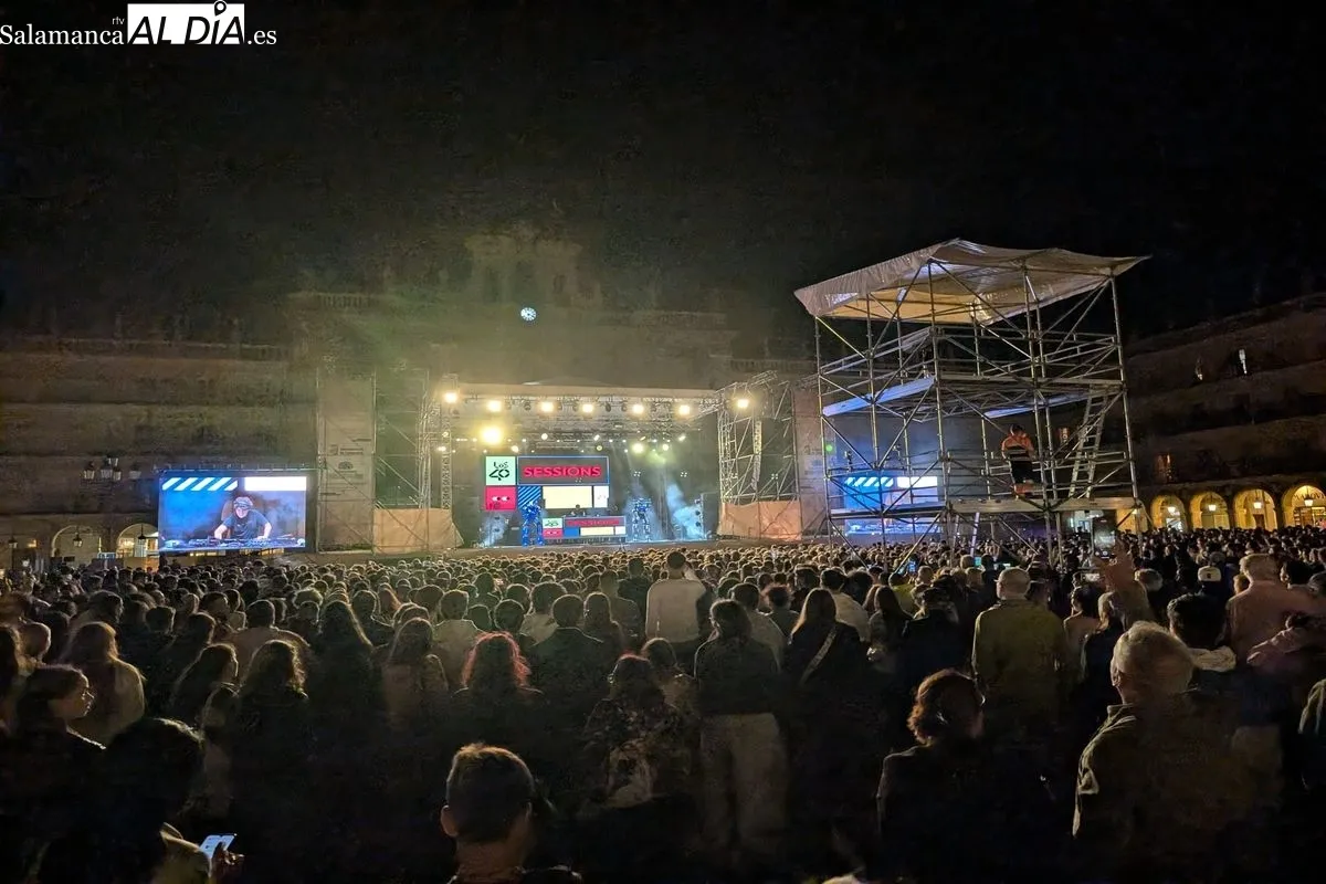 La Plaza Mayor de Salamanca vibra al ritmo de LoS40 Sessions con Dani Moreno 'El Gallo' y San Bernardino | FOTOS: David Sañudo 