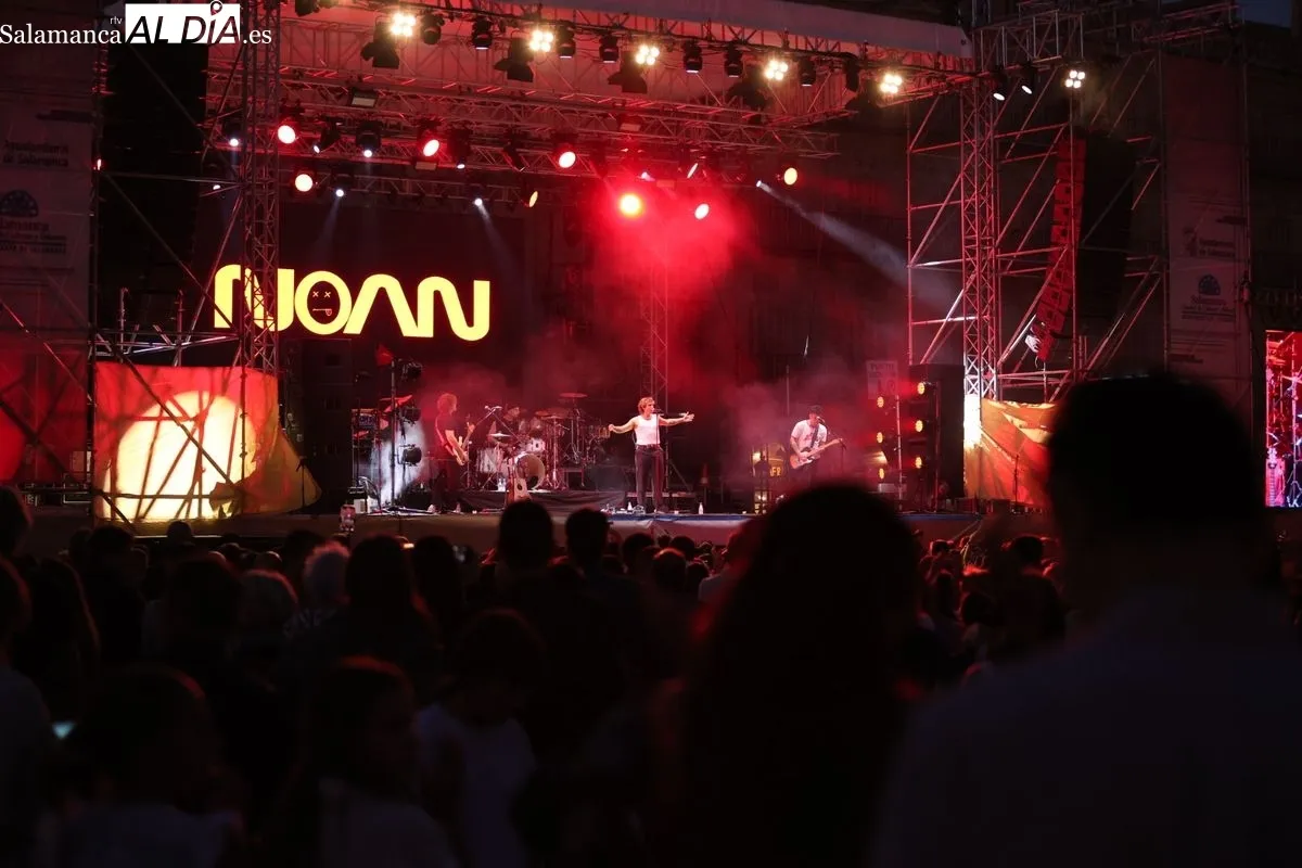 Noan conquista la Plaza Mayor de Salamanca con su pop-rock enérgico | FOTOS: David Sañudo 