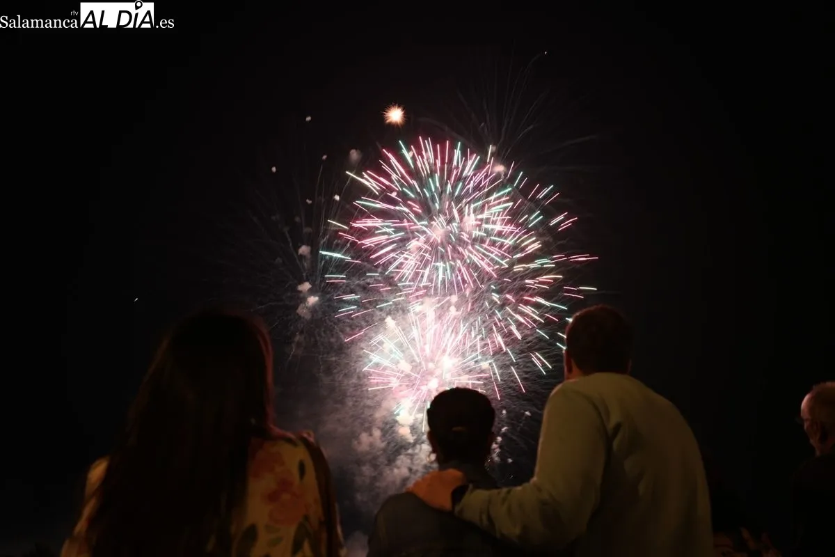 El cielo de Salamanca se ilumina con los espectaculares fuegos artificiales de Caballer FX | FOTOS: David Sañudo 