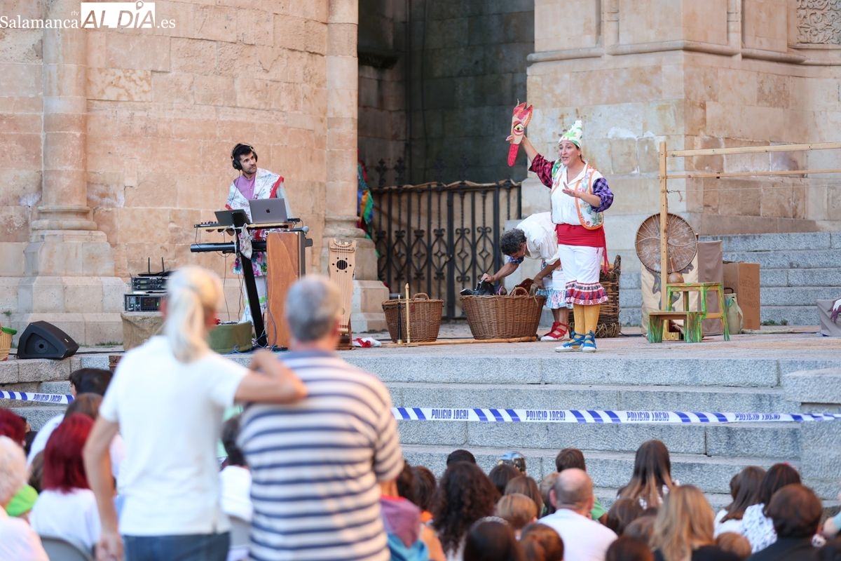 VÍDEO Y FOTOS | Los Titiriteros de Binéfar llenan de magia el Patio Chico con su espectáculo El Abrazo