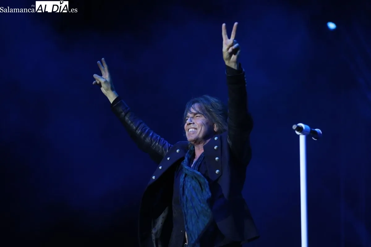Salamanca se entrega al rock de Europe, que desata la euforia en una Plaza Mayor llena hasta la bandera | FOTOS: David Sañudo 