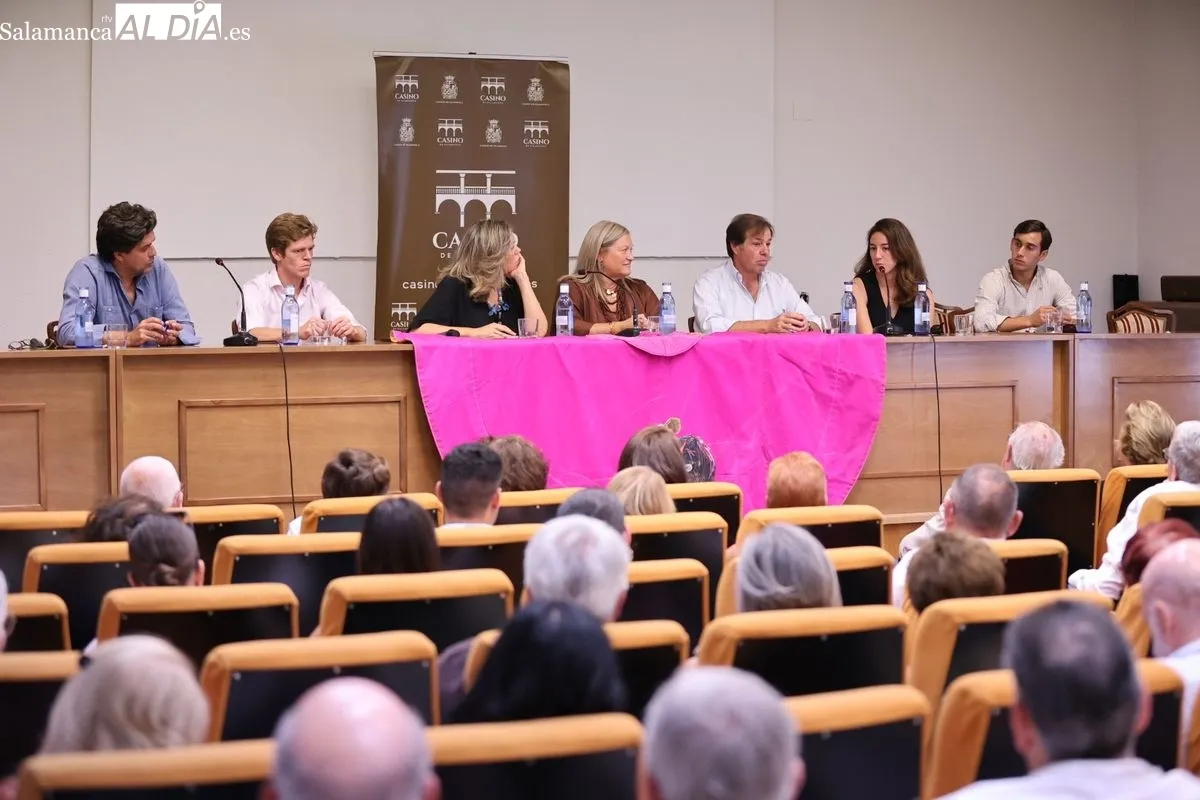 Primera jornada de los coloquios taurinos en el Casino de Salamanca | FOTOS: David Sañudo