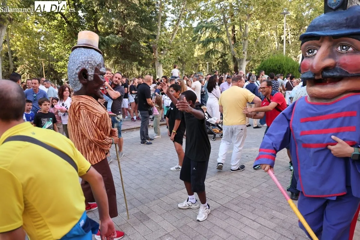 Ilusión y diversión en el tradicional desfile de gigantes y cabezudos de Salamanca | FOTOS: David Sañudo