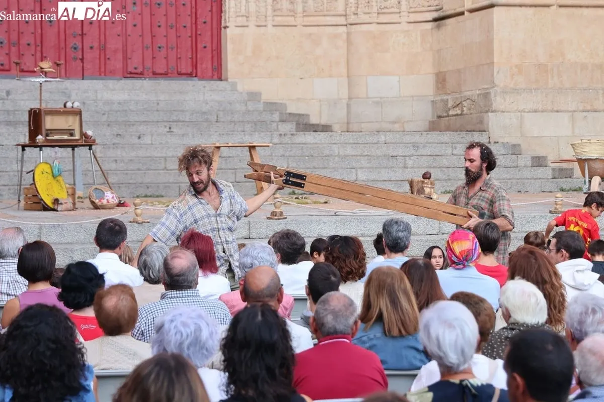 El arte circense de 'Tot Bé' conquista el Patio Chico de Salamanca | FOTOS: David Sañudo