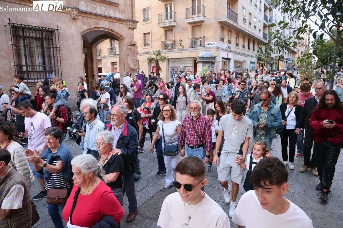Batukamatraka protagoniza un pasacalles por el centro de Salamanca | FOTOS: David Sañudo  