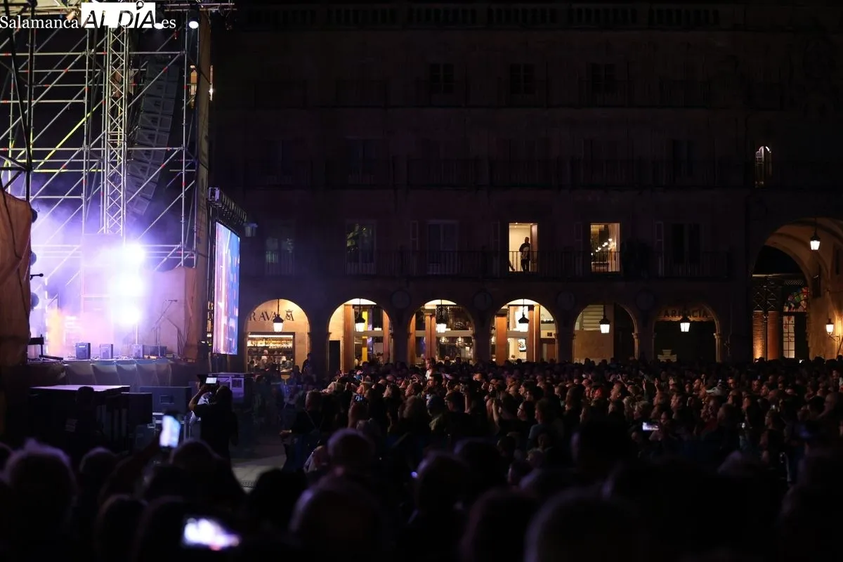Medina Azahara se despide de Salamanca con un concierto legendario en la Plaza Mayor | FOTOS: David Sañudo 