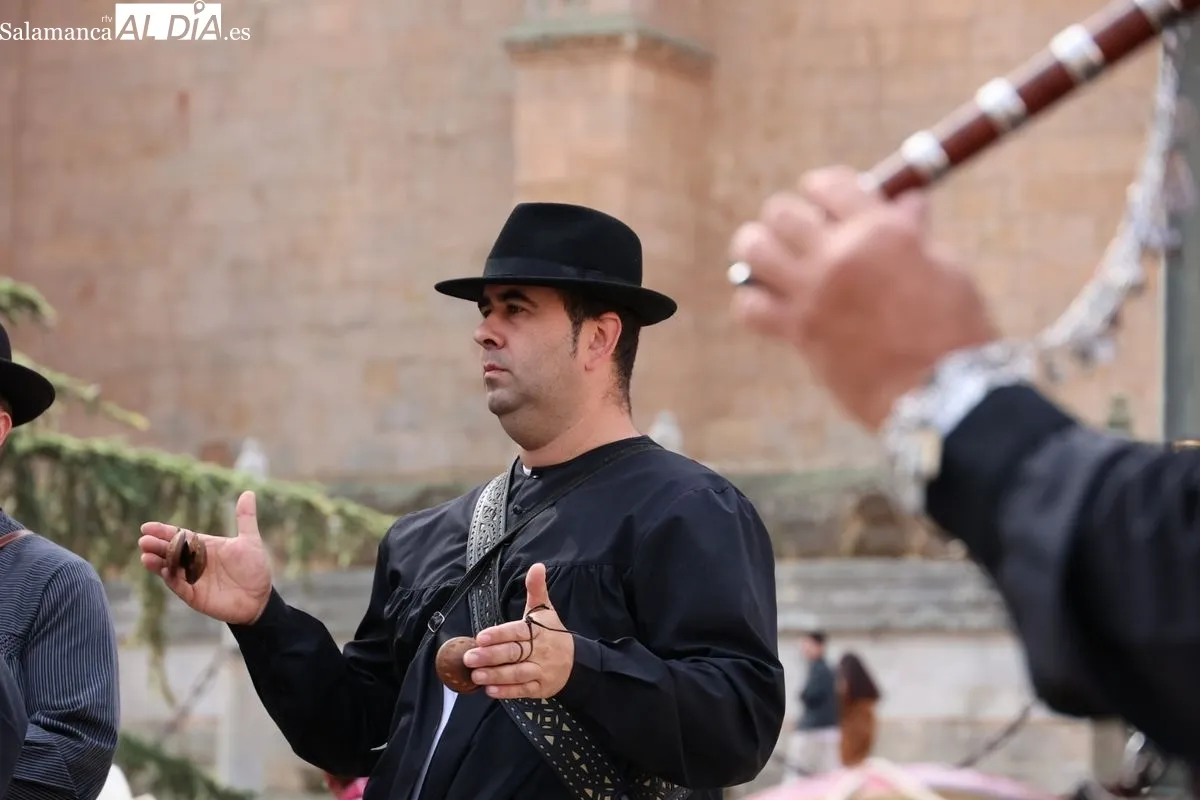 El sonido del tamboril inunda los barrios de Salamanca en la víspera de su gran día | FOTOS: David Sañudo