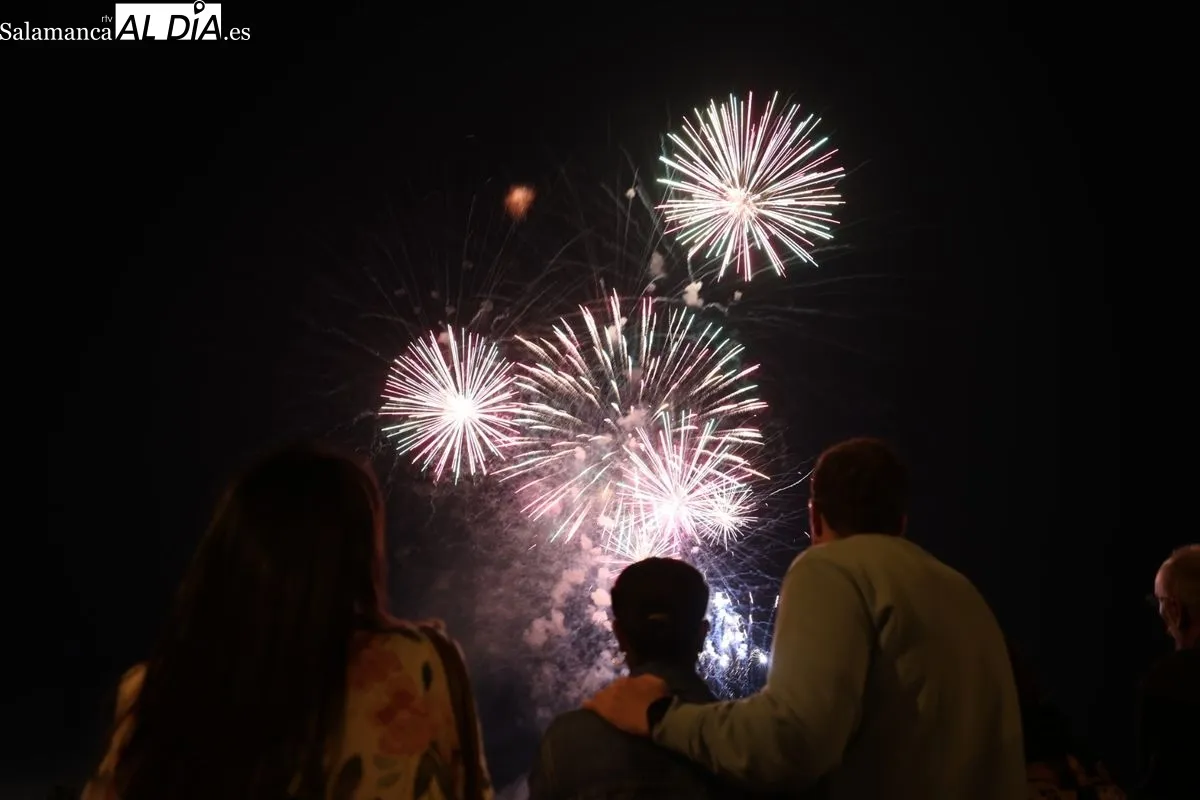 El cielo de Salamanca se ilumina con los espectaculares fuegos artificiales de Caballer FX | FOTOS: David Sañudo 
