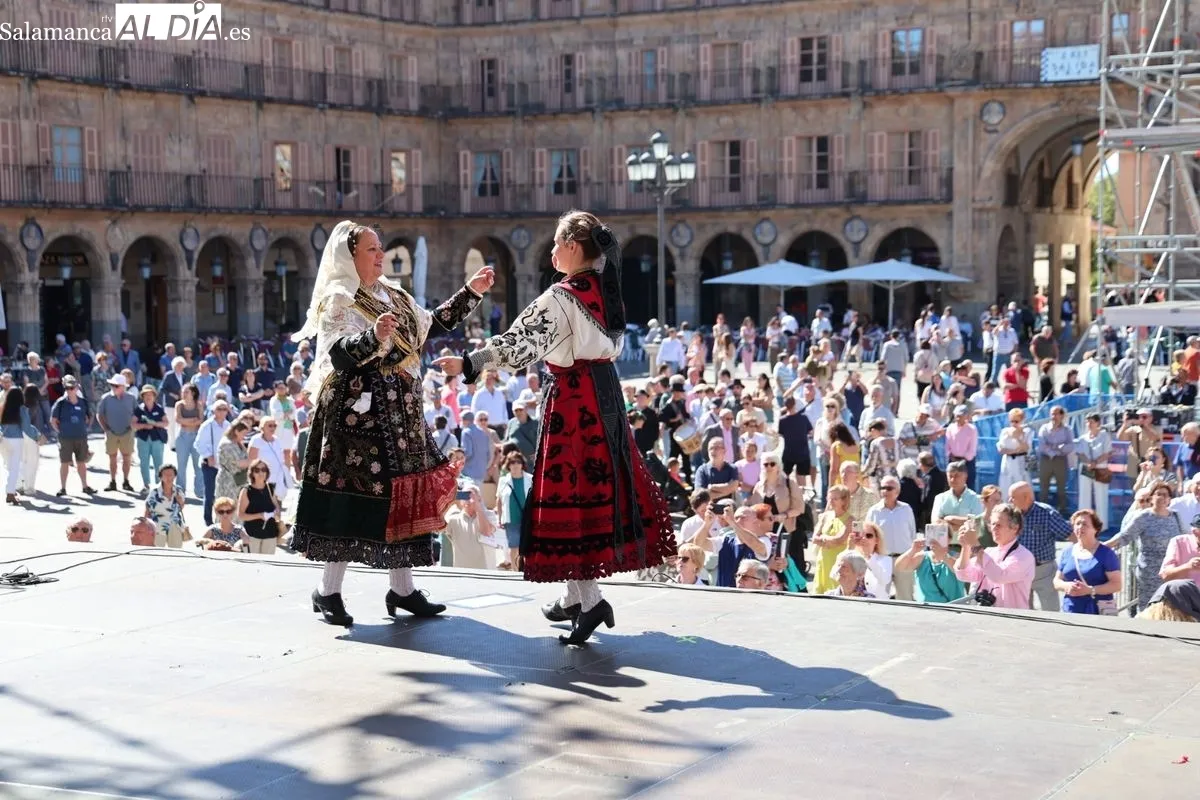 Los tamborileros toman la Plaza Mayor de Salamanca en su XXXVII gran día | FOTOS: David Sañudo 