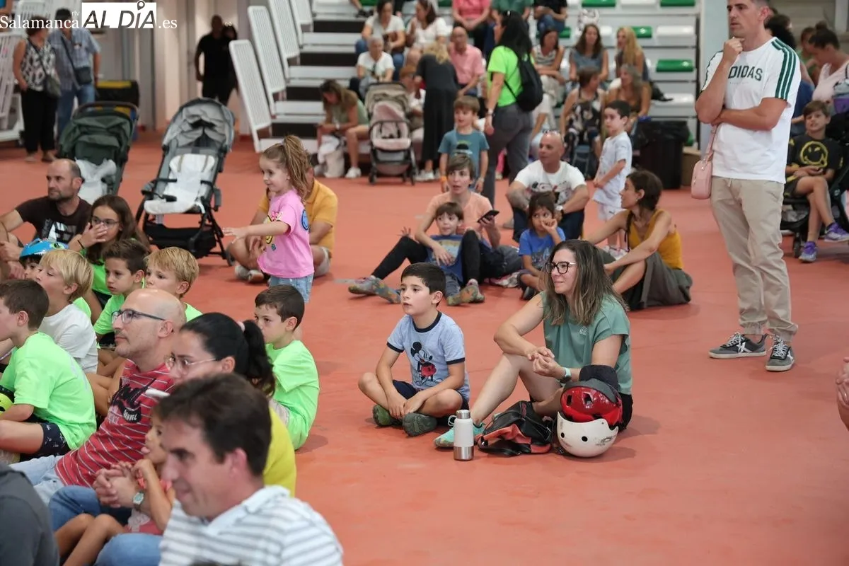 Las asociaciones de vecinos de Salamanca toman el protagonismo en la Feria de las Asociaciones | FOTOS: David Sañudo 