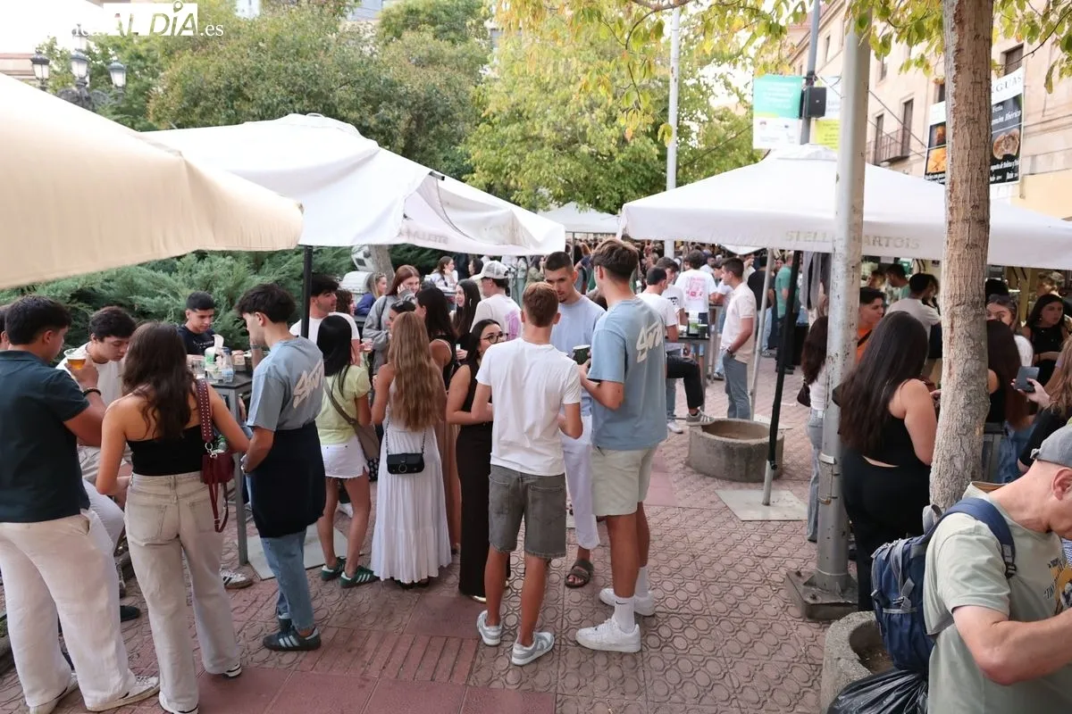 Gran ambiente en las casetas de Los Bandos en la primera tarde de la Feria de Día | FOTOS: David Sañudo 