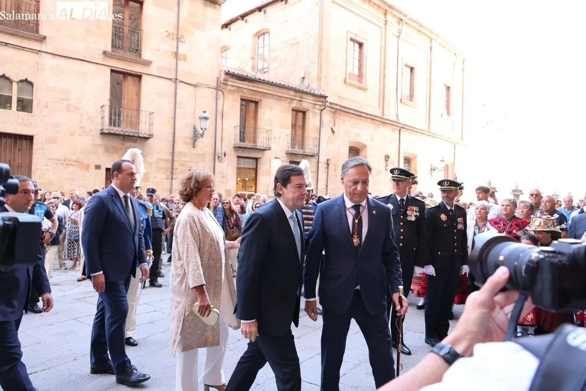 La Corporación Municipal cumplen con la tradición de la Virgen de la Vega | FOTOS: David Sañudo