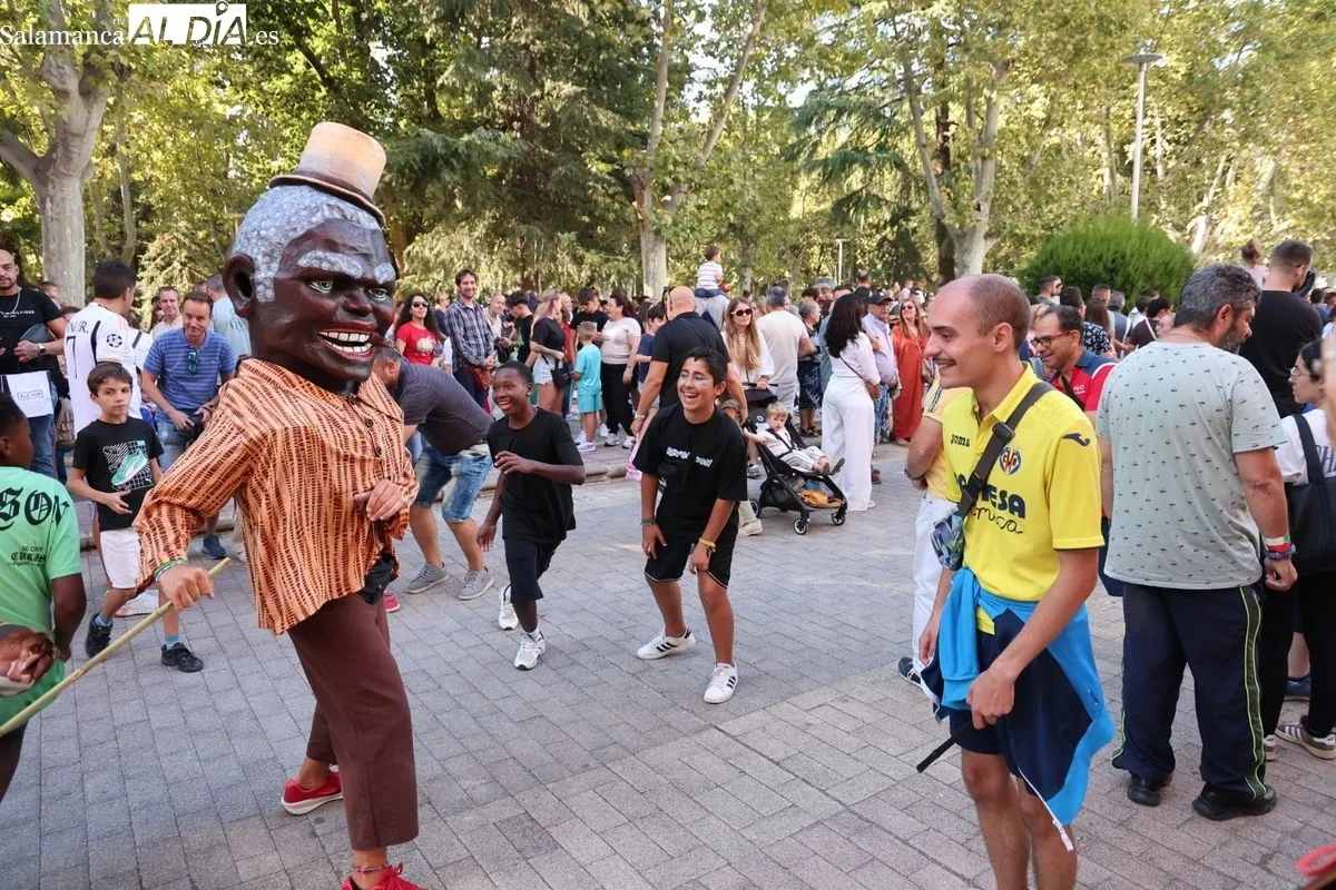 Ilusión y diversión en el tradicional desfile de gigantes y cabezudos de Salamanca | FOTOS: David Sañudo