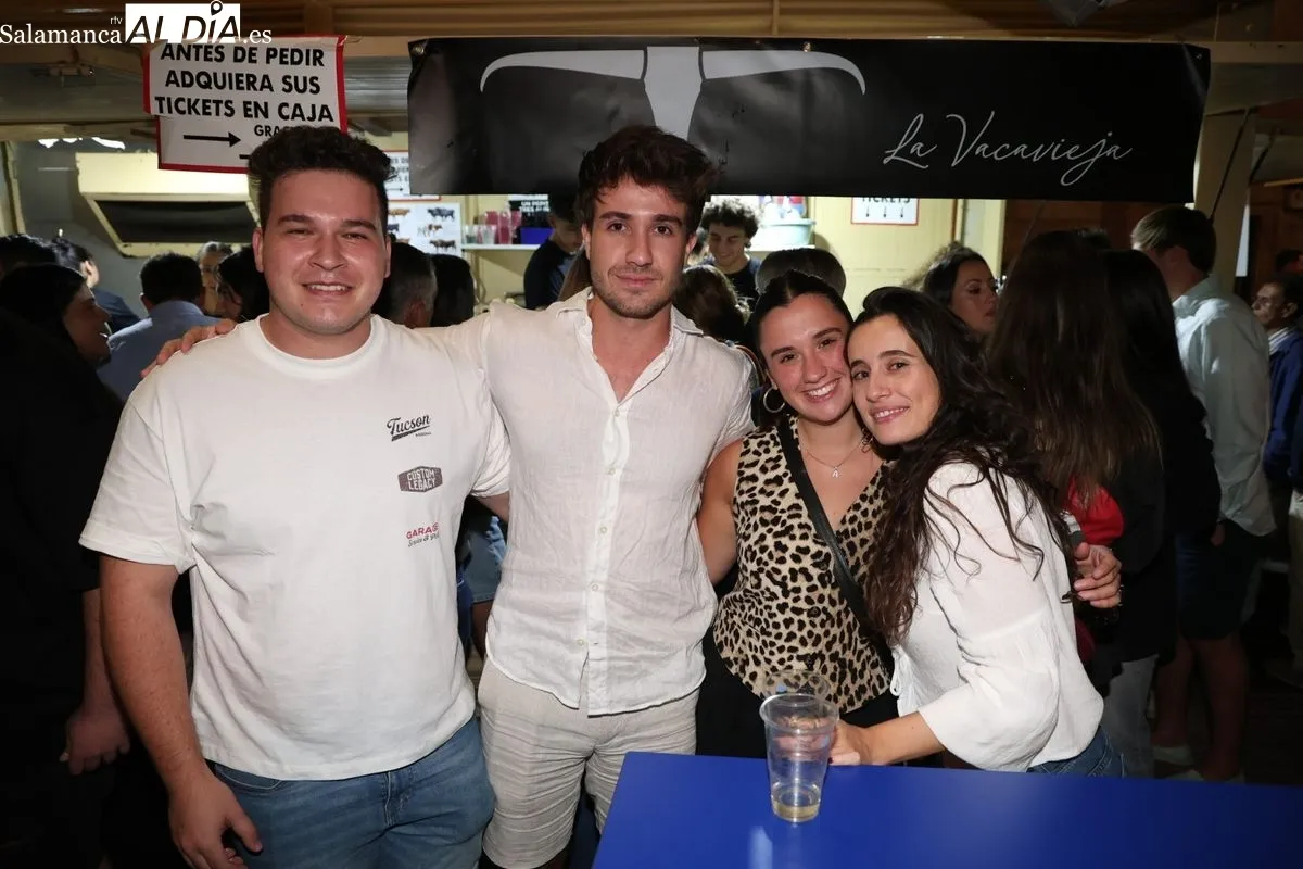 Salmantinos y visitantes abarrotan las casetas de la Plaza de los Bandos | FOTOS: David Sañudo