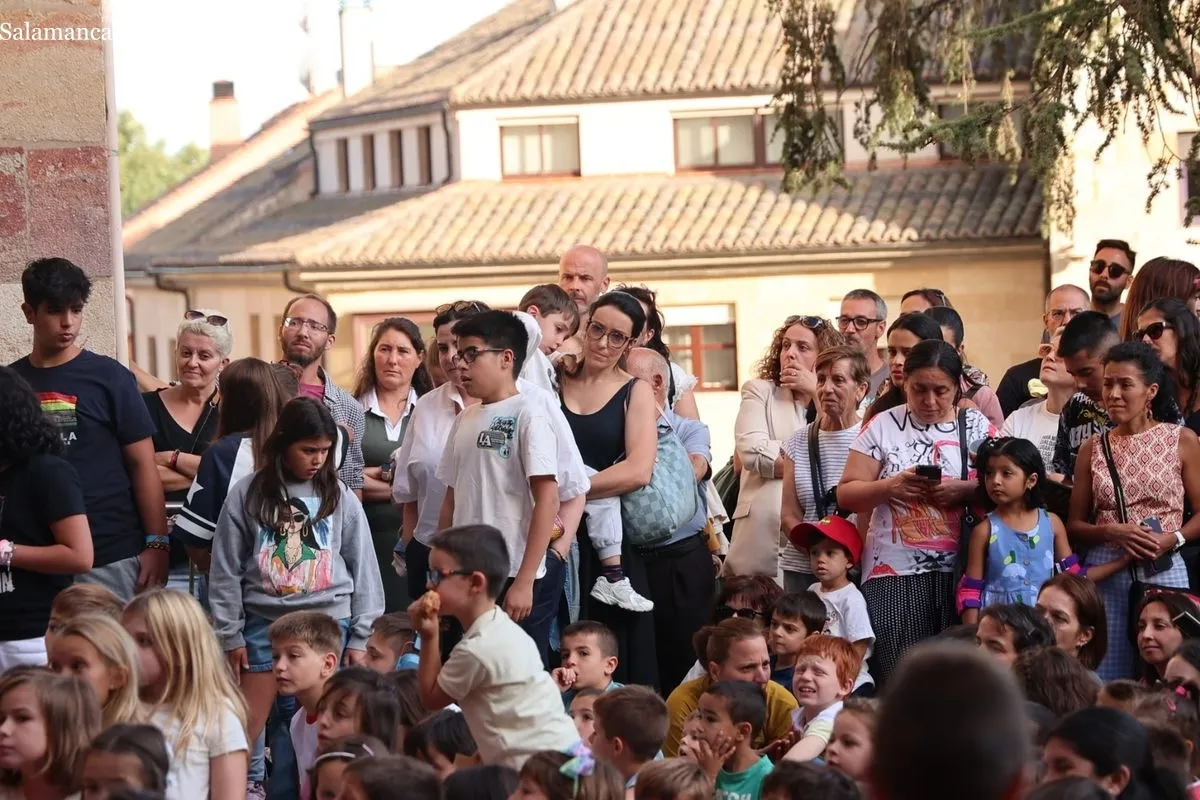 El arte circense de 'Tot Bé' conquista el Patio Chico de Salamanca | FOTOS: David Sañudo