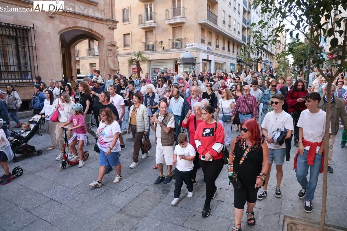 Batukamatraka protagoniza un pasacalles por el centro de Salamanca | FOTOS: David Sañudo  