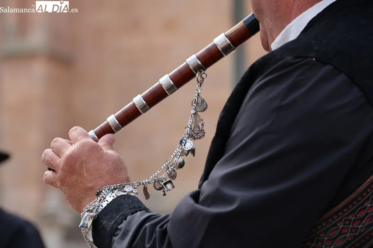 El sonido del tamboril inunda los barrios de Salamanca en la víspera de su gran día | FOTOS: David Sañudo