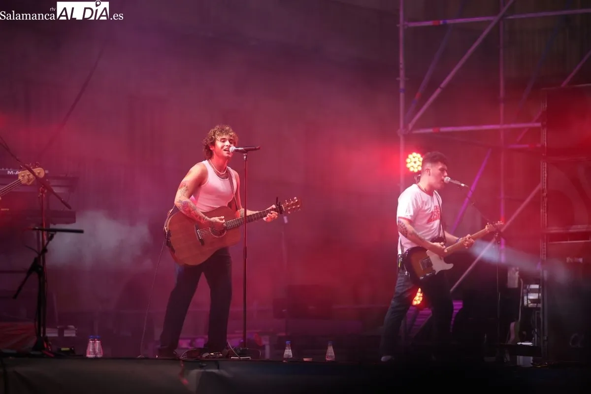 Noan conquista la Plaza Mayor de Salamanca con su pop-rock enérgico | FOTOS: David Sañudo 