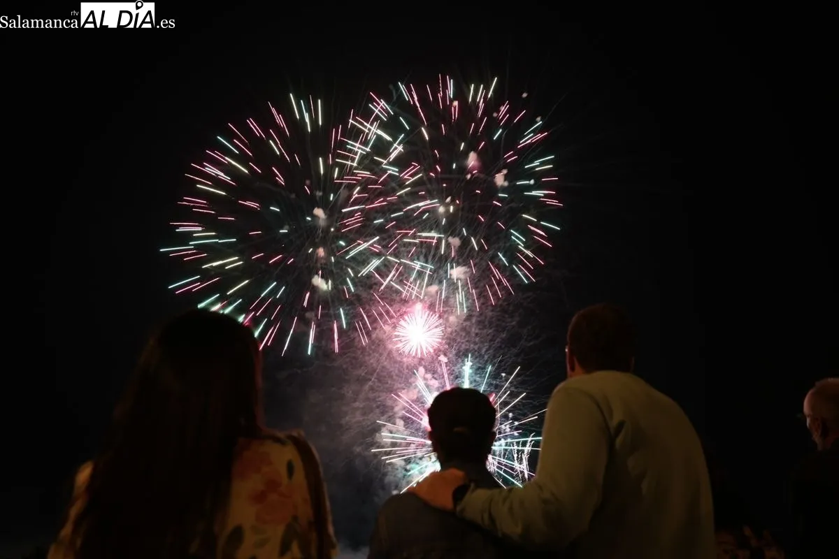 El cielo de Salamanca se ilumina con los espectaculares fuegos artificiales de Caballer FX | FOTOS: David Sañudo 