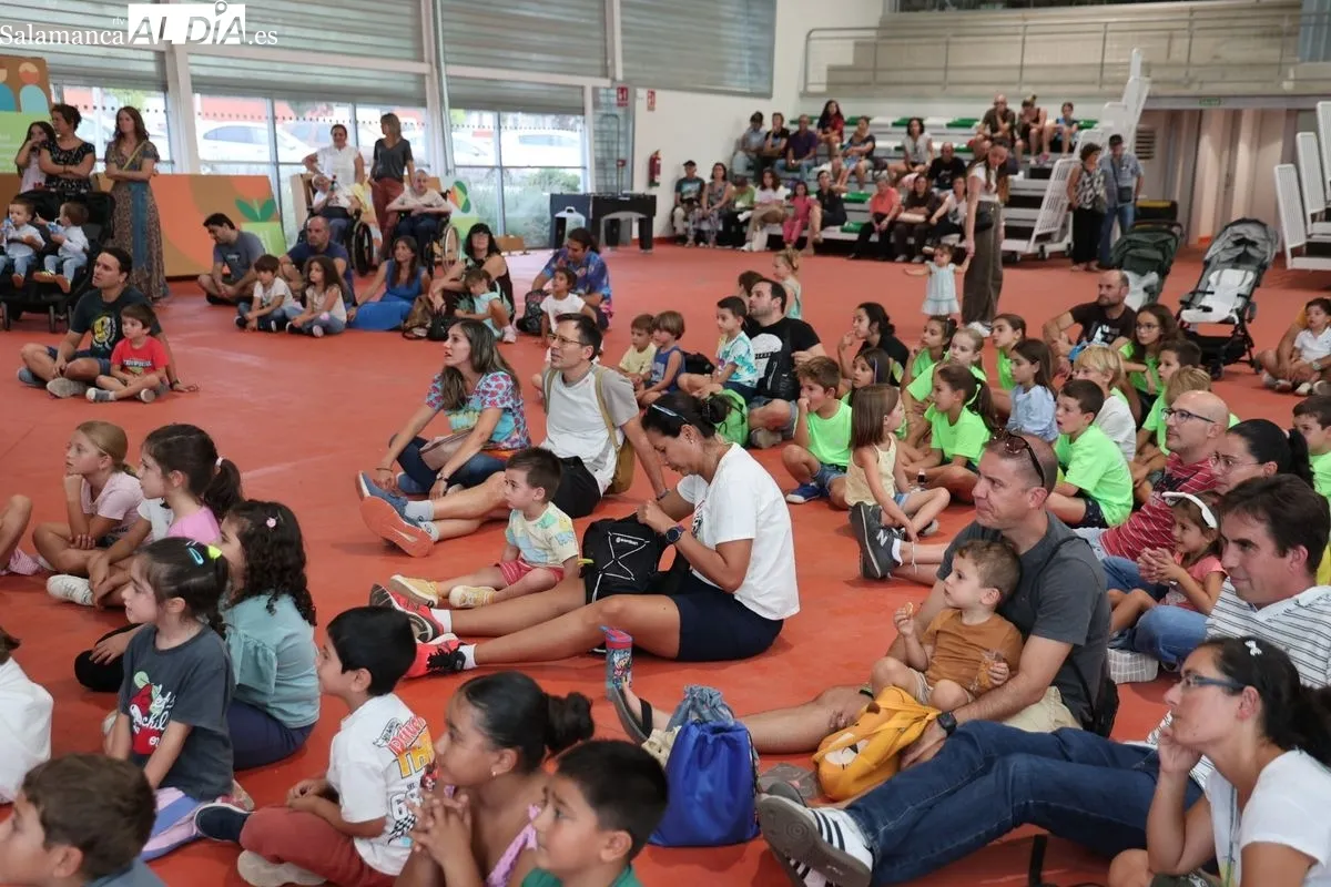 Las asociaciones de vecinos de Salamanca toman el protagonismo en la Feria de las Asociaciones | FOTOS: David Sañudo 