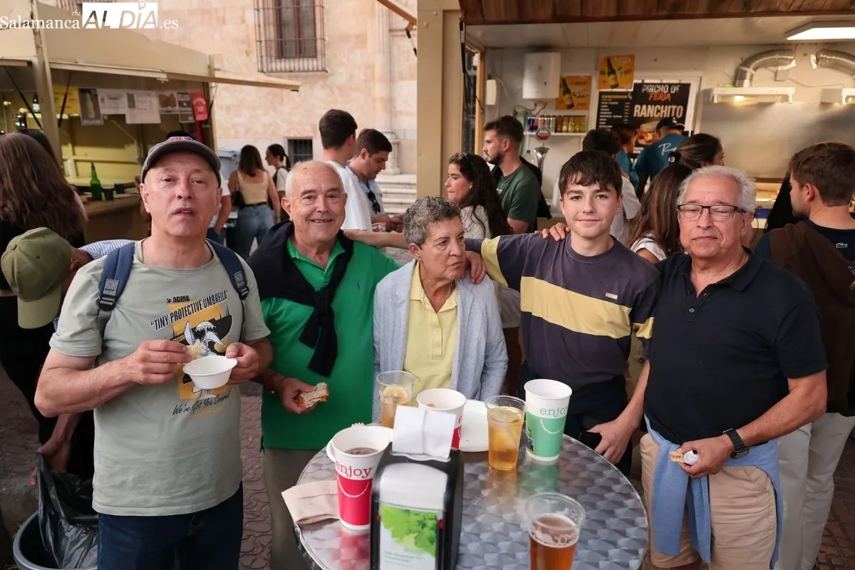 Gran ambiente en las casetas de Los Bandos en la primera tarde de la Feria de Día | FOTOS: David Sañudo 