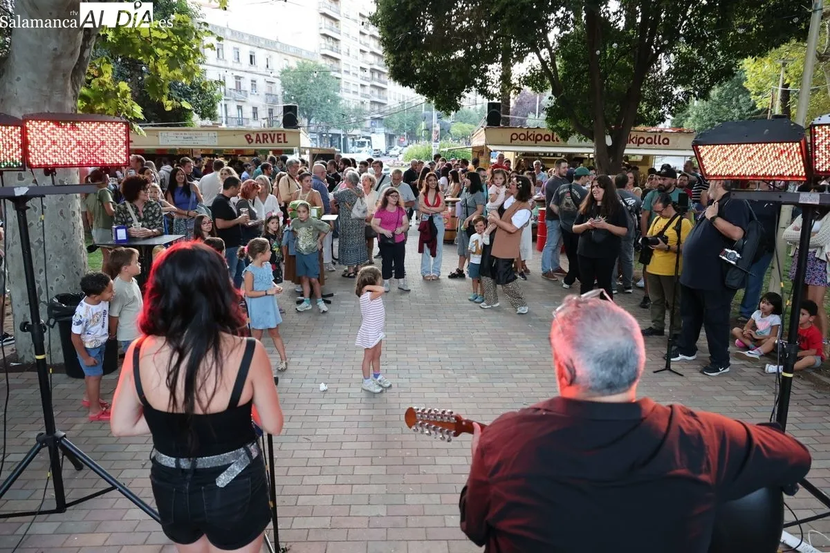 Gran ambiente en las casetas de La Alamedilla | FOTOS: David Sañudo
